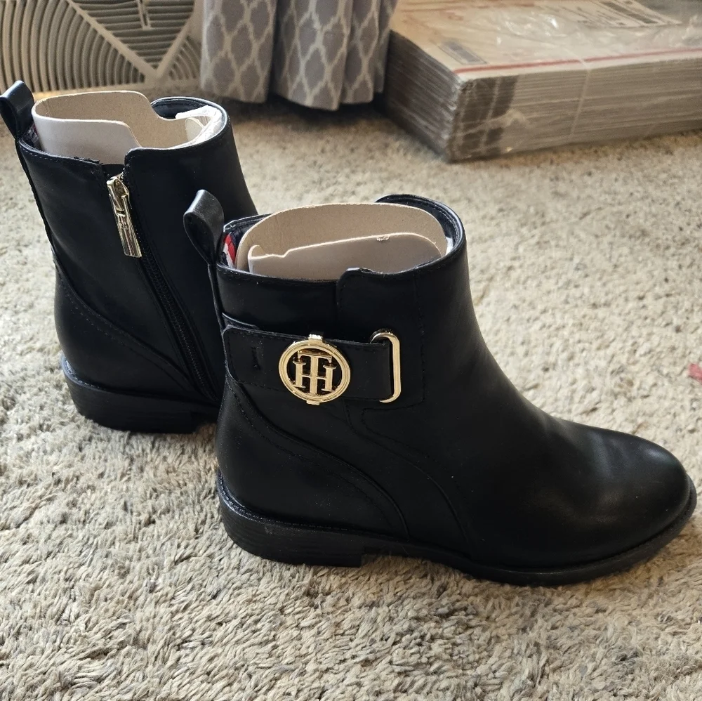 NWOB Tommy Hilfiger Rezin Boots Size 6.5